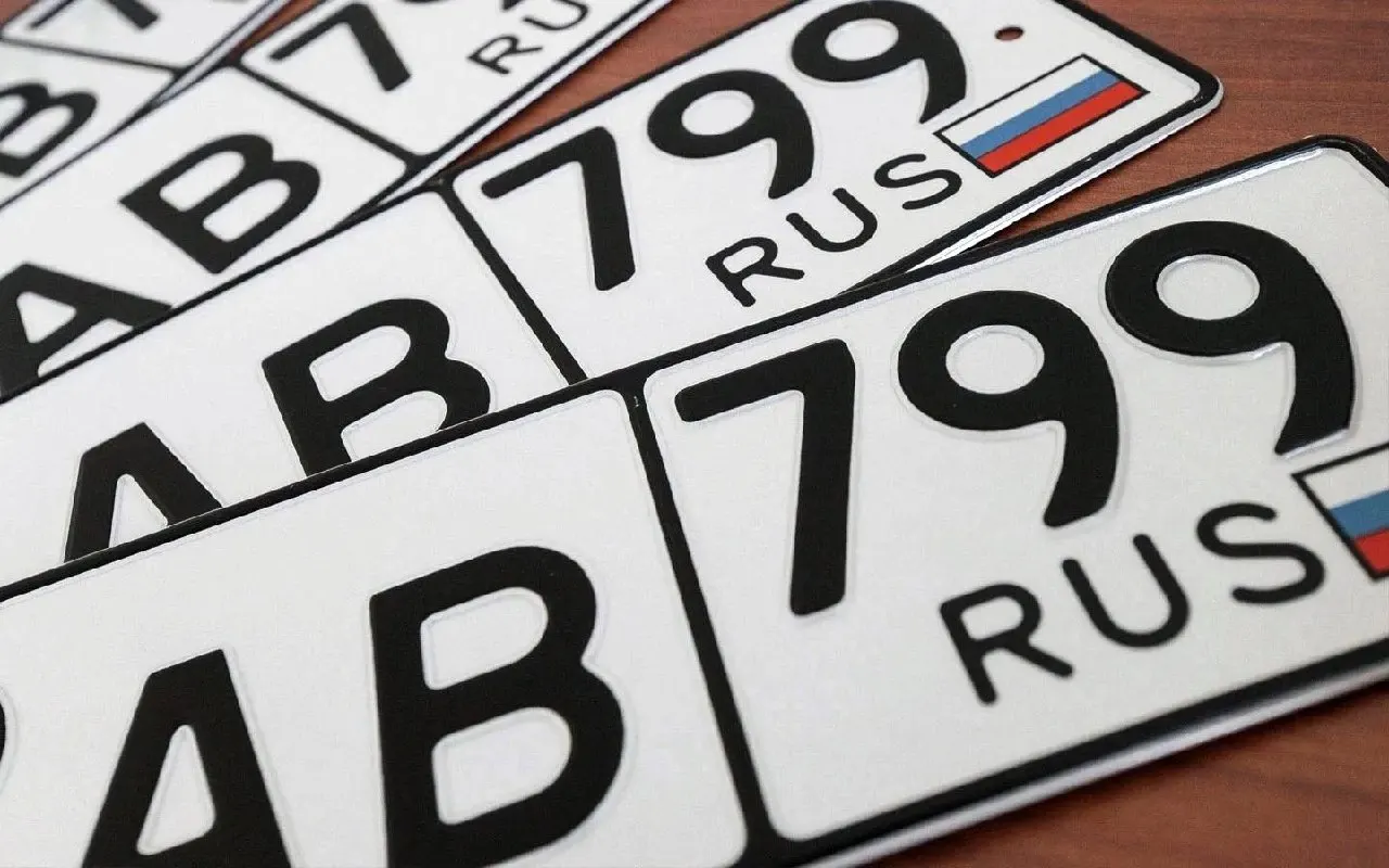 Проект поправок предусматривает резервирование уникальных и индивидуальных госномеров, введение платы за бронь с перечислением части средств в федеральный бюджет и запрет перепродажи выбранных номеров в течение трёх лет; вступить в силу документ может в июле 2027 года.