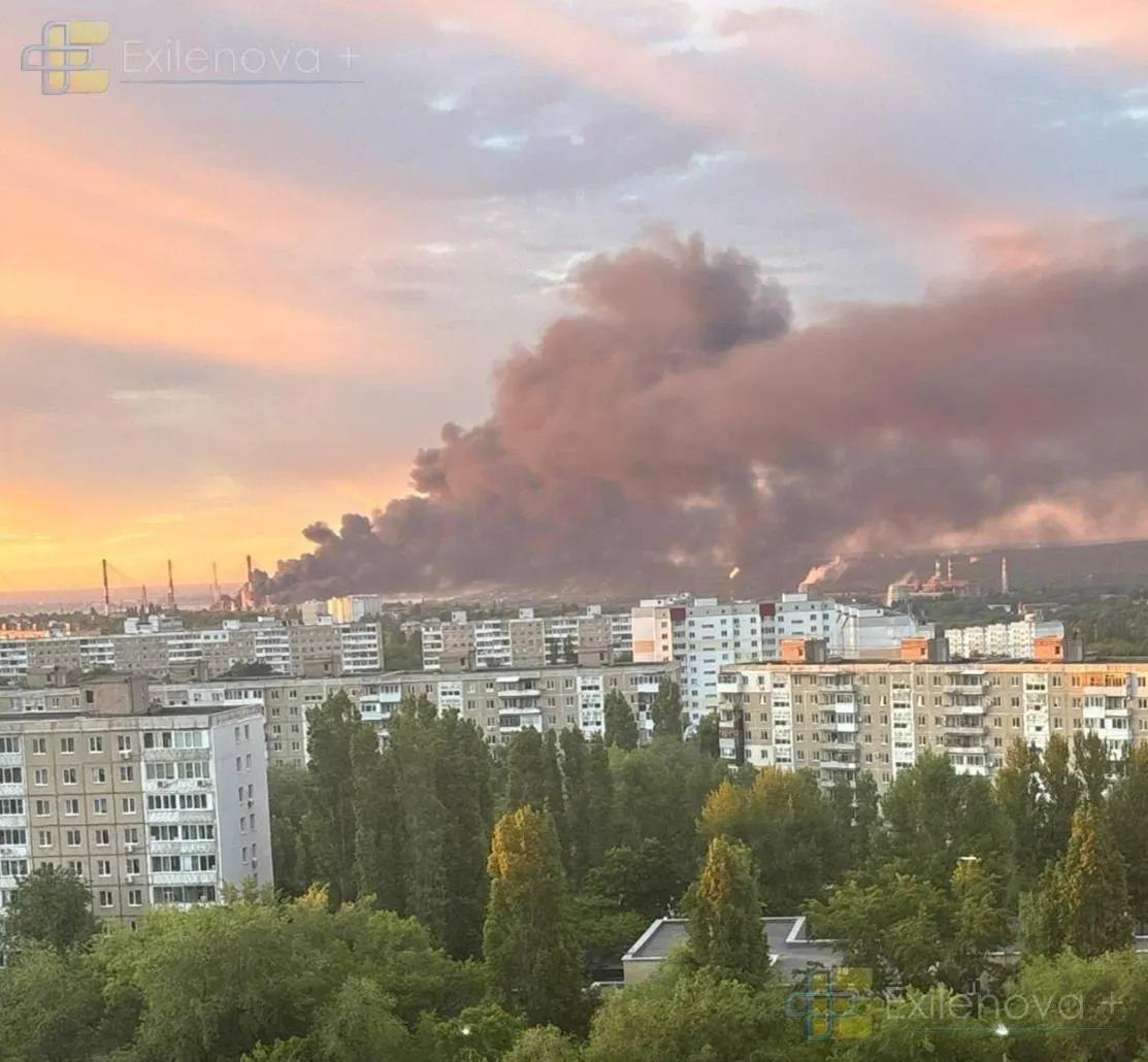 Глава региона сообщил о повреждениях после атаки БПЛА. Очевидцы и опубликованные кадры фиксируют сильное возгорание на территории Саратовского НПЗ.