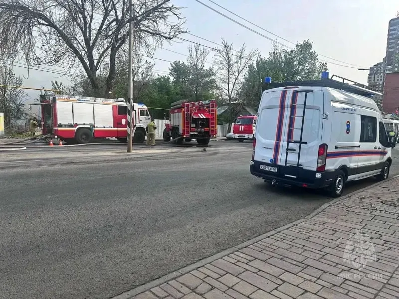 В историческом центре Самары на улице Арцыбушевской загорелся расселённый дом и надворные постройки. К 7:45 пожар локализован на площади около 400 кв. м, тушение продолжается.