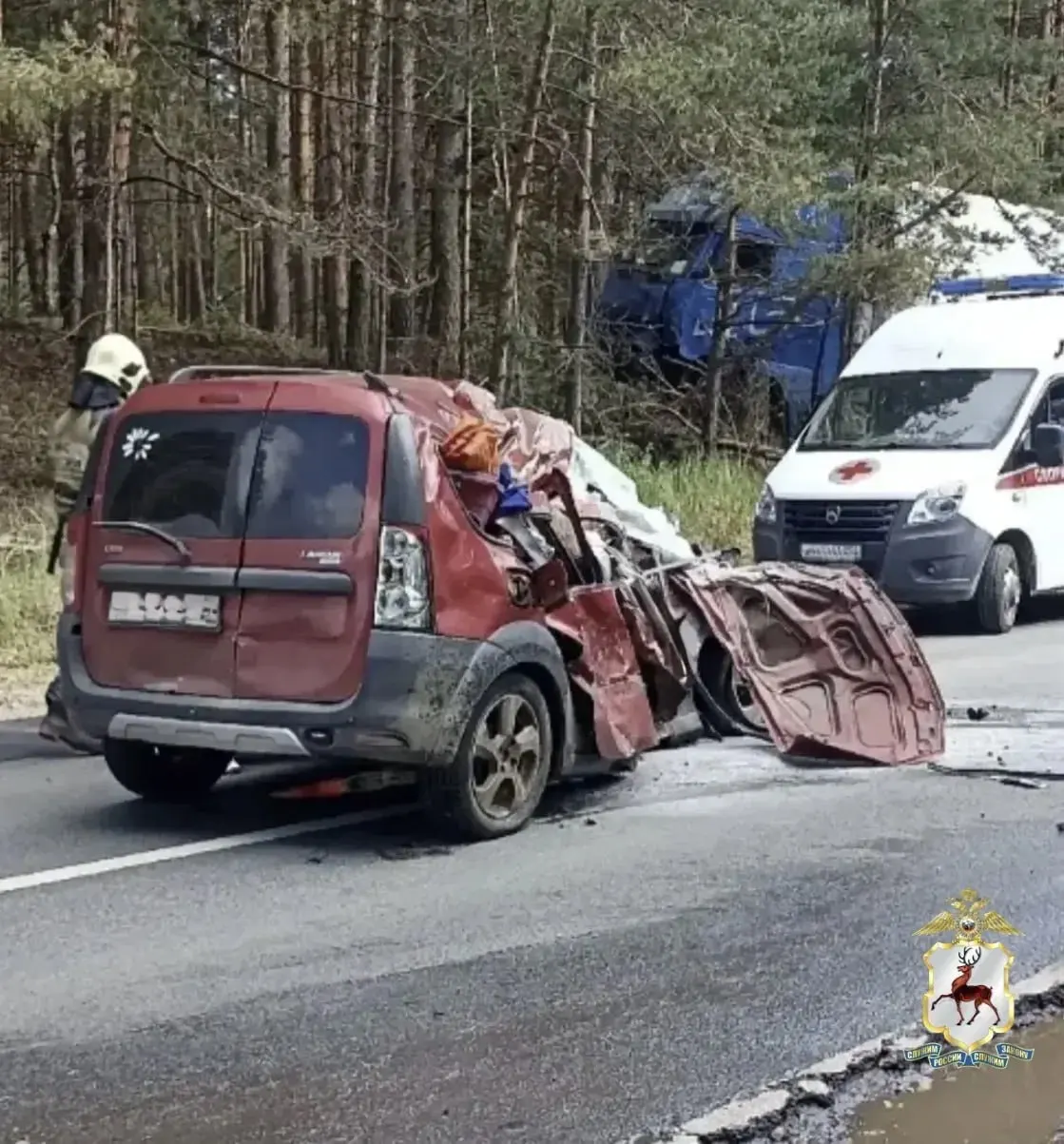 На дороге Ряжск—Касимов—Муром—Нижний Новгород 31 мая Lada Largus выехала на встречную полосу и столкнулась с грузовиком. В результате погибли водитель и пассажирка легковушки.
