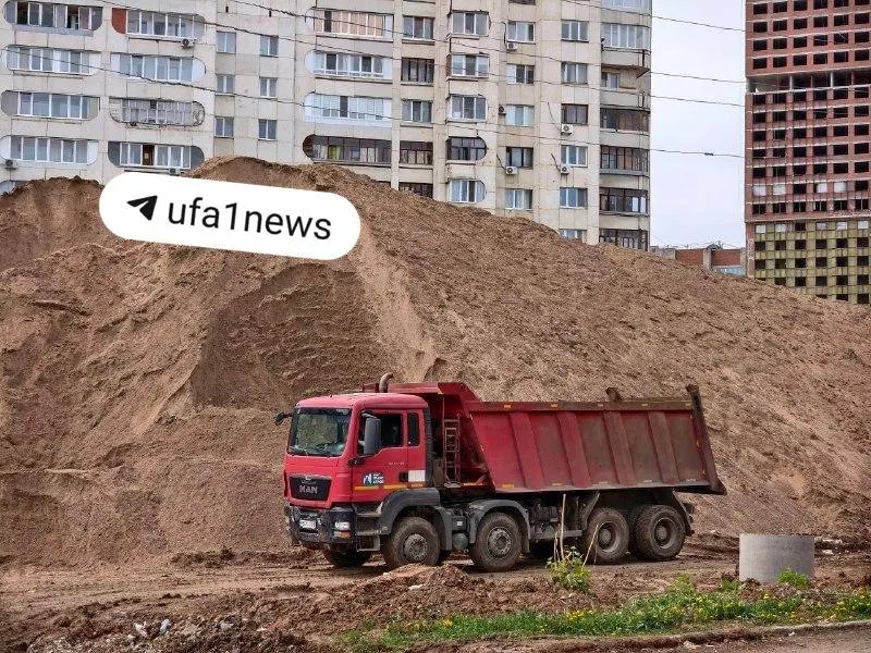 Для продления улицы Города Галле и объединения М‑5 с М‑7 необходимо изъять 81 участок — 80 уже оформлены, с последним собственником идут судебные разбирательства. Переустройство сетей выполнено на 75%, бордюров готово 4 км из 14; работы планируют завершить до конца 2026 года.