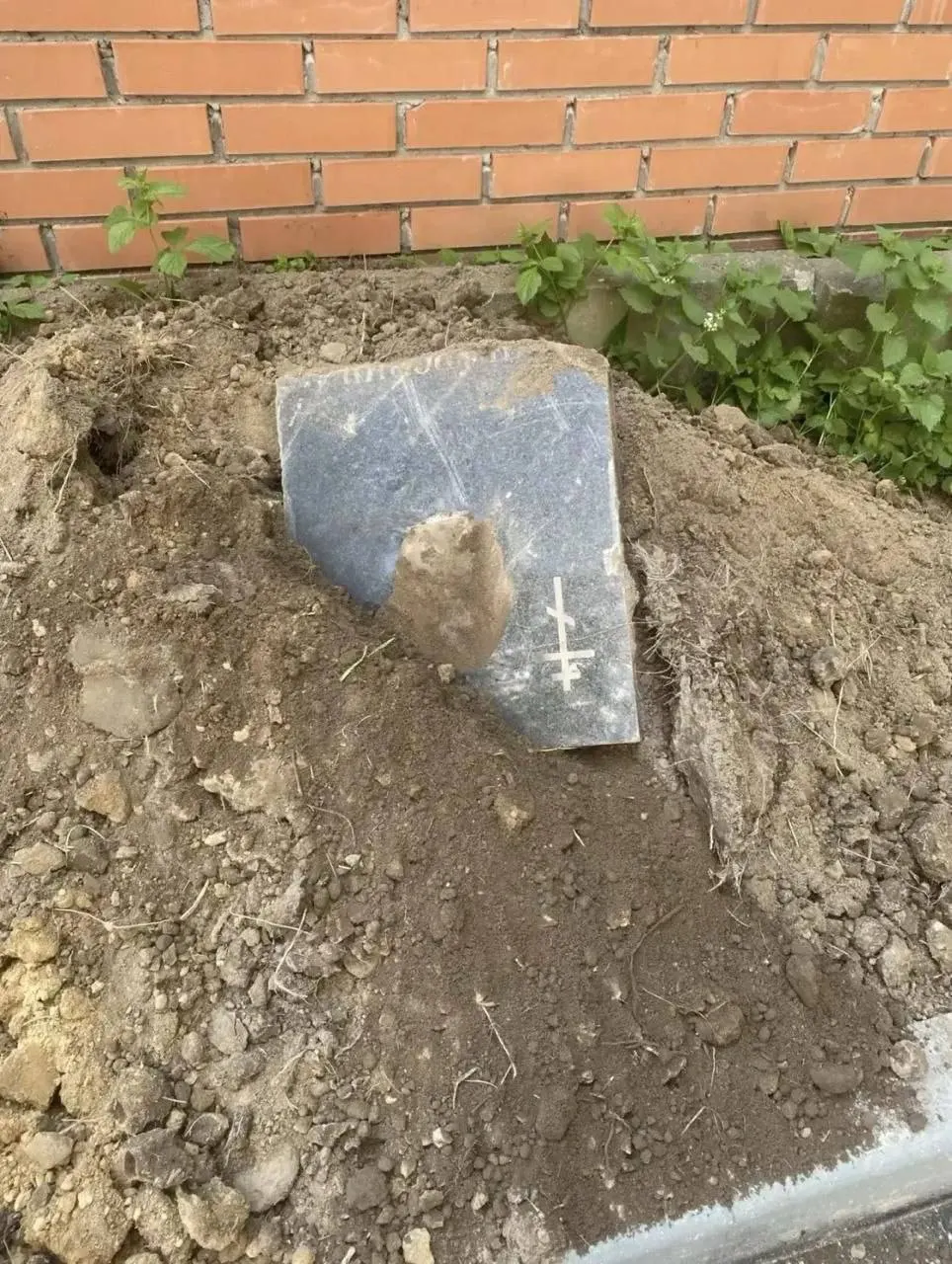 Жители дома на улице Красного Маяка обнаружили в привезённом для благоустройства грунте осколки памятников, облицовочную плитку и остатки ткани. Местные власти пока не комментировали ситуацию.