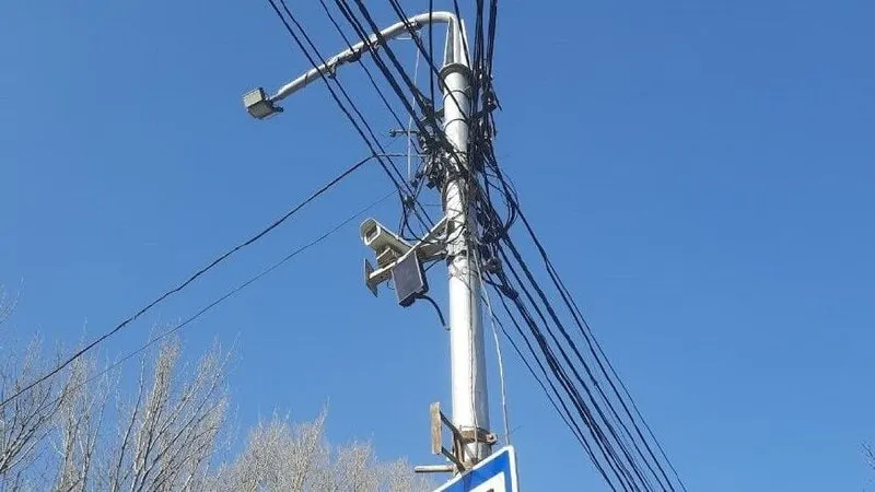 Заместитель министра дорожного хозяйства региона рассказал, что на дорогах области работают 737 стационарных камер, а также 117 передвижных и четыре мобильных комплекса, часть из которых фиксирует парковки, остальные — скорость движения.
