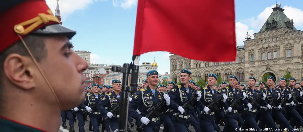 Власти сократили или отменили праздничные мероприятия в нескольких регионах: на Красной площади военную технику использовать не будут, а в некоторых городах парады и салюты отменены. Эксперты объясняют решения соображениями безопасности, логистики и политической целесообразности.