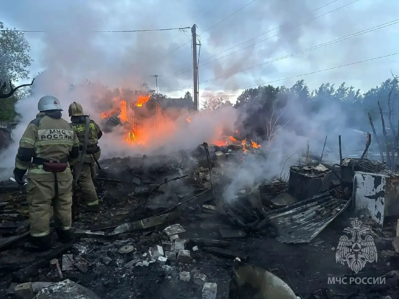 Пожар в СНТ имени Тимирязева охватил 111 кв. м. При разборе завалов спасатели обнаружили тела двух женщин; предварительная причина — неисправность печи.