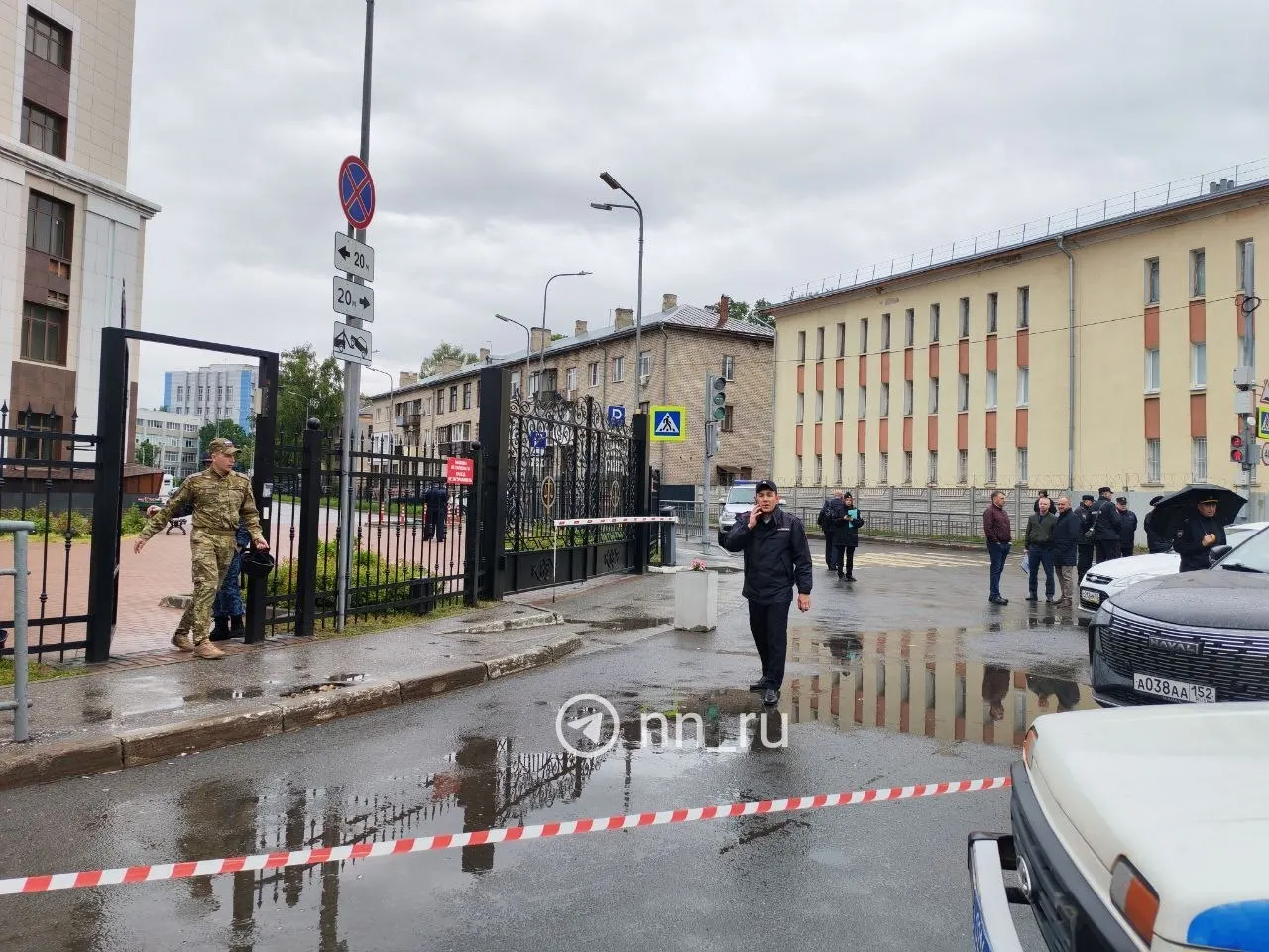 Проход к зданию закрыт, на месте дежурят полиция и МЧС. Официальных комментариев пока нет.