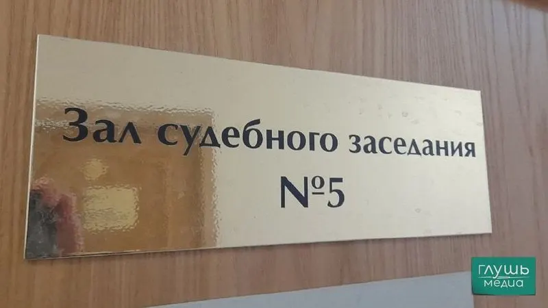 Верховный суд РФ предложил ослабить требования к квалификации секретарей судов: работать смогут не только лица с высшим юридическим образованием, но и студенты юрфаков. Инициатива объясняется нехваткой кадров и низкой привлекательностью должности.