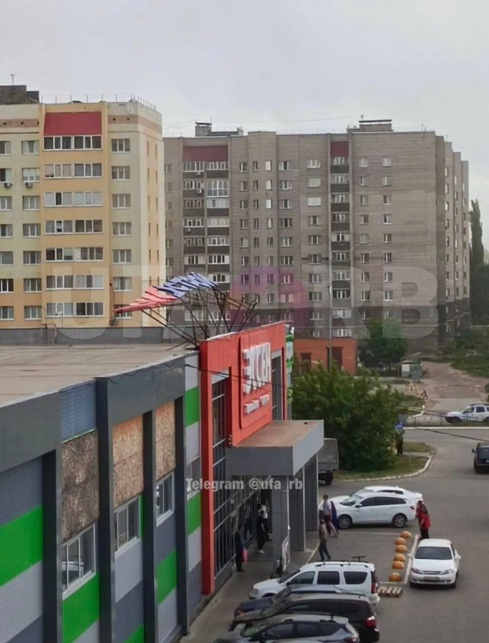 В Нефтекамске (Республика Башкортостан) сильный ураган повалил деревья, повредил малые архитектурные формы и автомобили; также сорваны баннеры и плакаты.