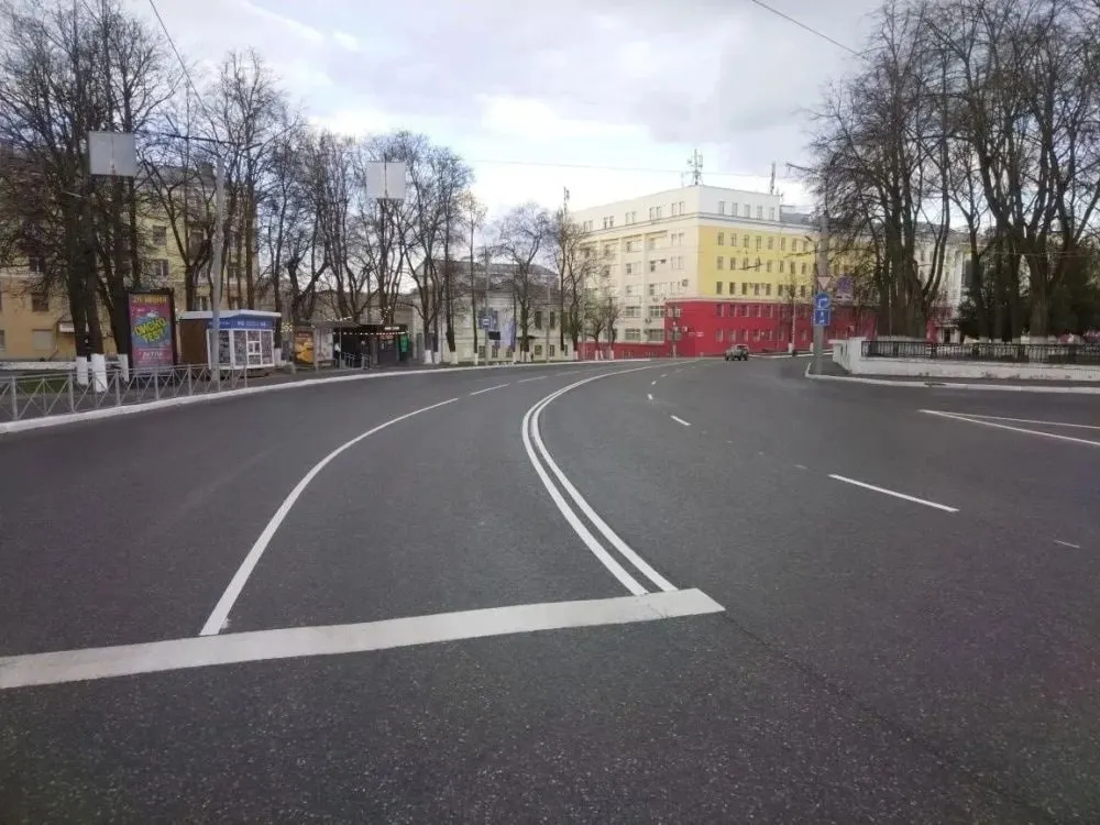 В областном центре планируют обновить горизонтальную разметку на 200 улицах за 130 млн рублей. Работы уже выполнены на 57 участках, в том числе на главных улицах города.