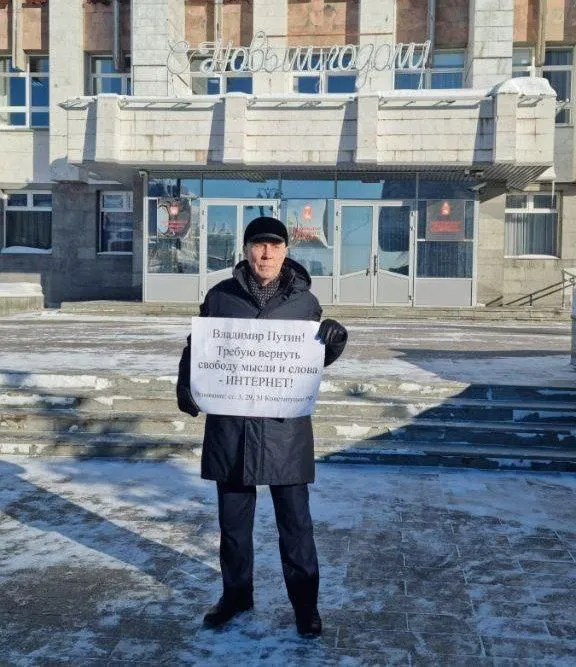 Пермский краевой суд отменил постановление о штрафе в 2 тыс. руб. 80‑летнему Виктору Гилину по статье о неповиновении полиции. По второму делу жалобу отклонили, защитники намерены обжаловать решение в кассации.