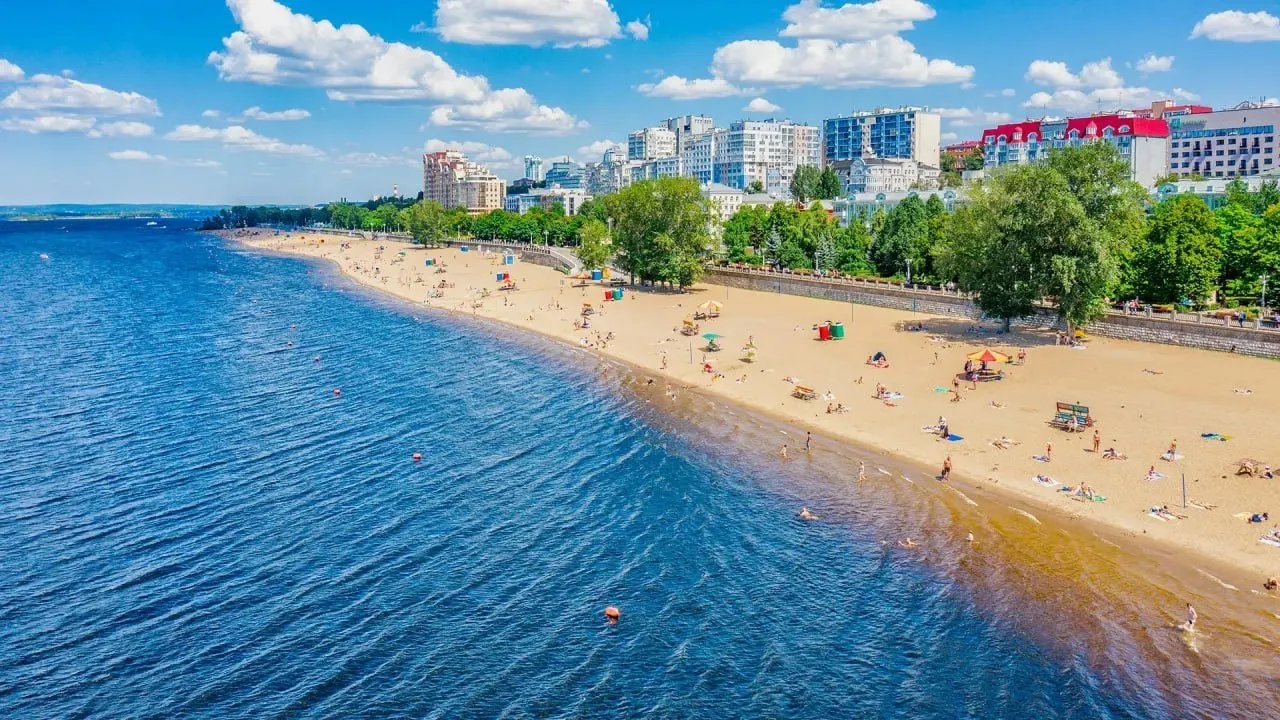 Работы по оборудованию береговой линии приостановлены: уровень Волги около 31 м (норма для старта — 28,5–29 м), вода прогрета примерно до 15 °C. Пляжный сезон в Самаре ориентировочно начнётся 15 июня (в Тольятти — около 10 июня).