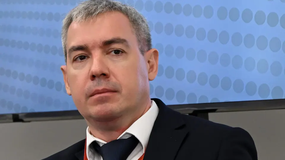 После передачи части функций по контролю за интернетом во ФСБ несколько заместителей главы Минцифры планируют оставить должности. В ведомстве ожидается реорганизация, перераспределение функций и возможное сокращение штата.