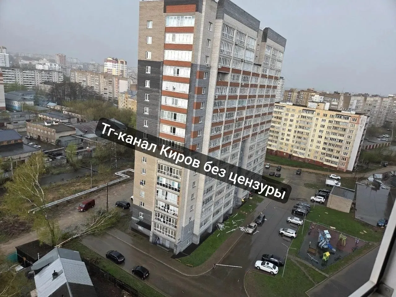 На Хлыновской улице дерево упало под порывами ветра; от удара с балкона была вырвана оконная рама.
