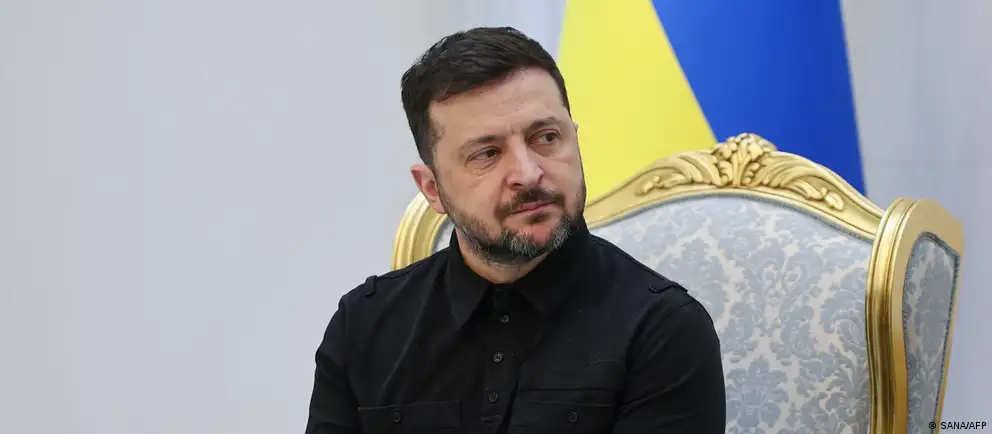 В указе президента Украины говорится о разрешении провести «парад» 9 мая в Москве и запрете нанесения ударов по Красной площади на время мероприятия. В России заявили, что не нуждаются в чьём‑либо позволении. Решение последовало после заявлений о временном прекращении огня и обмене пленными.