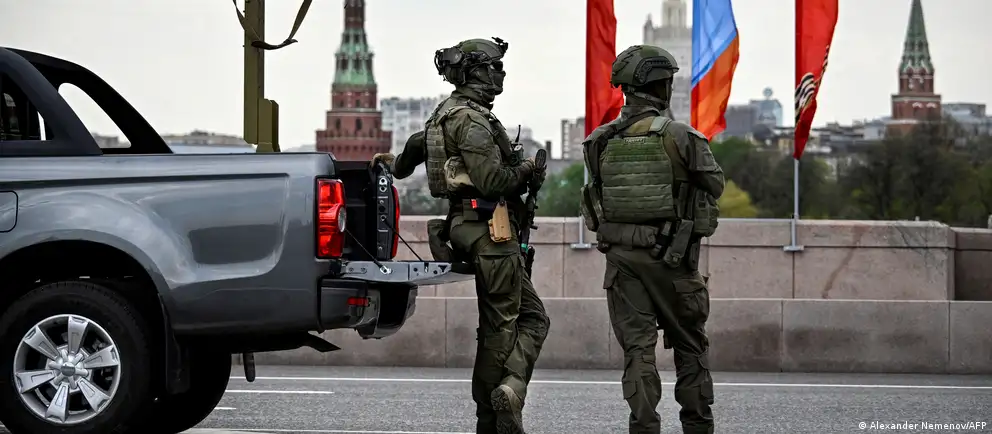 Власти отозвали приглашения зарубежных корреспондентов на парад в Москве. Мероприятие пройдёт в сокращённом формате без военной техники — изменения связаны с соображениями безопасности и недавними атаками на объекты в разных регионах.