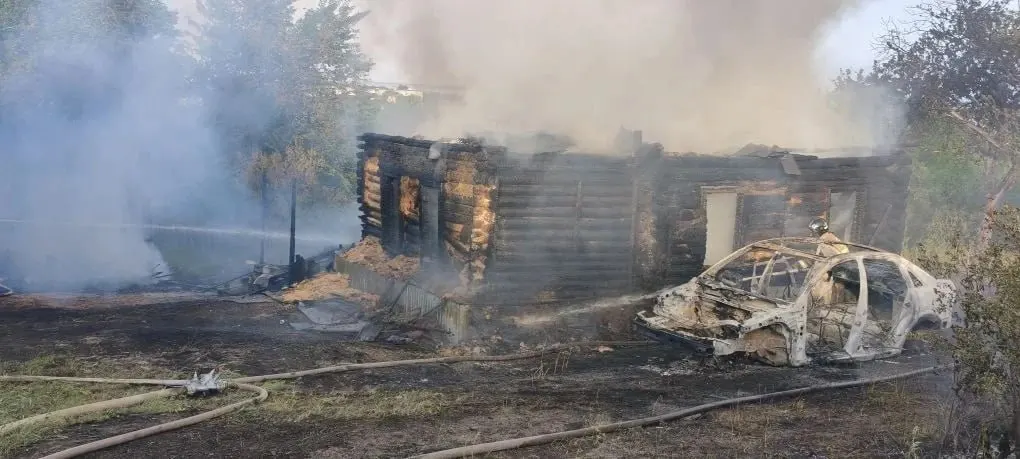 В городе Октябрьск Самарской области загорелись автомобиль и жилой дом. На месте работают пожарные и спасатели, подробности уточняются.