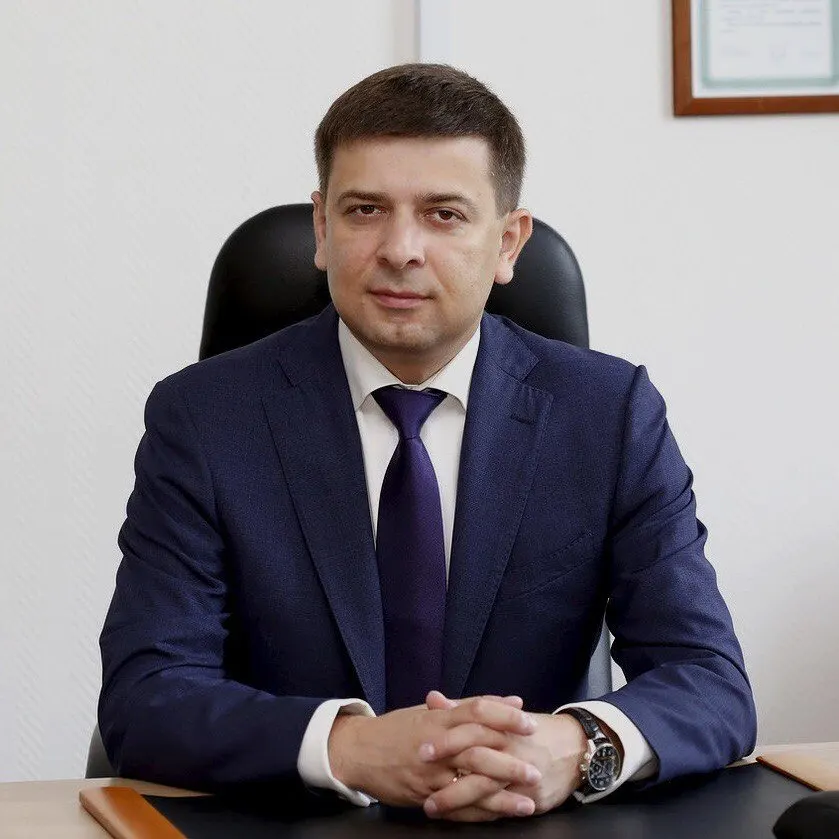 Московский суд постановил заочный арест руководителя Parma Technologies Group по обвинению в хищении бюджетных средств; его разыскивают, предполагают, что он уехал за границу.