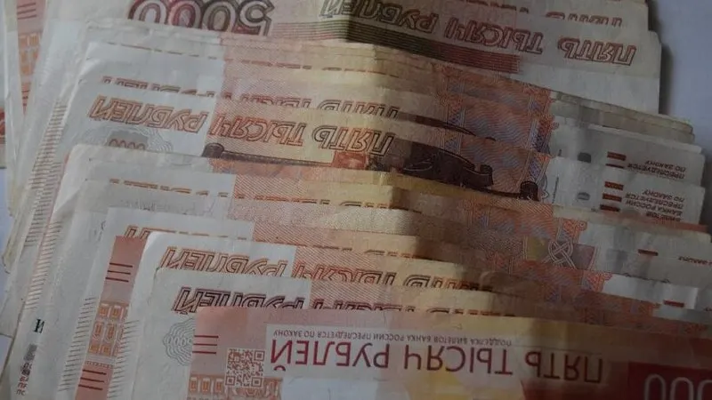 ГУ МВД по Саратовской области сообщает, что мужчина получил звонок от мошенника, который убедил его перевести сбережения на «альтернативный» счёт из-за якобы подозрительной активности.