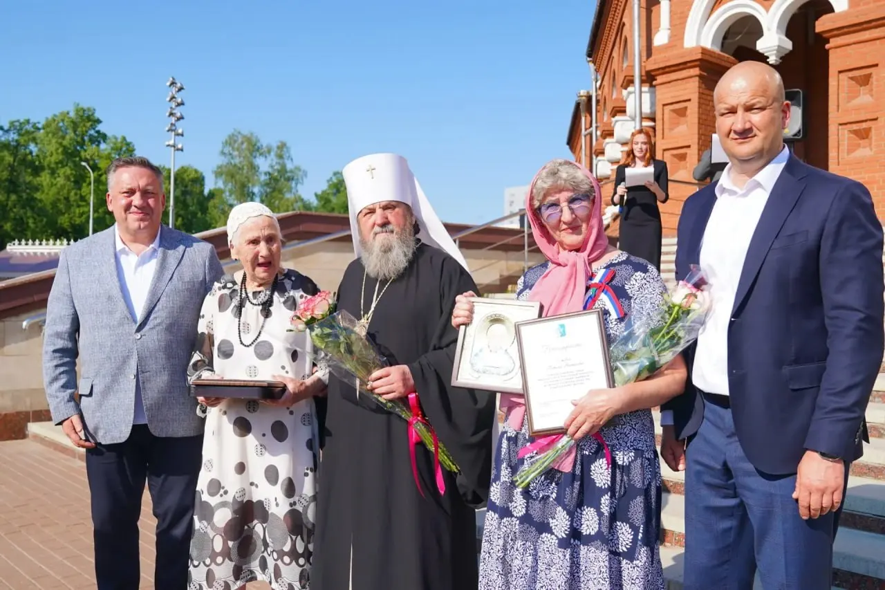 На церемонии в столице Удмуртии благодарили людей, которые шьют бронежилеты, делают маскировочные сети и дроны, назвав их новыми «меценатами». Жители выражают обеспокоенность: не отодвинут ли культурные инициативы на второй план?