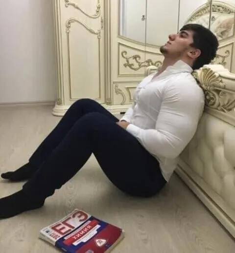 В региональном минобразования ссылаются на Рособрнадзор: утечка экзаменационных материалов практически исключена — купить подлинные варианты ЕГЭ в интернете нельзя.