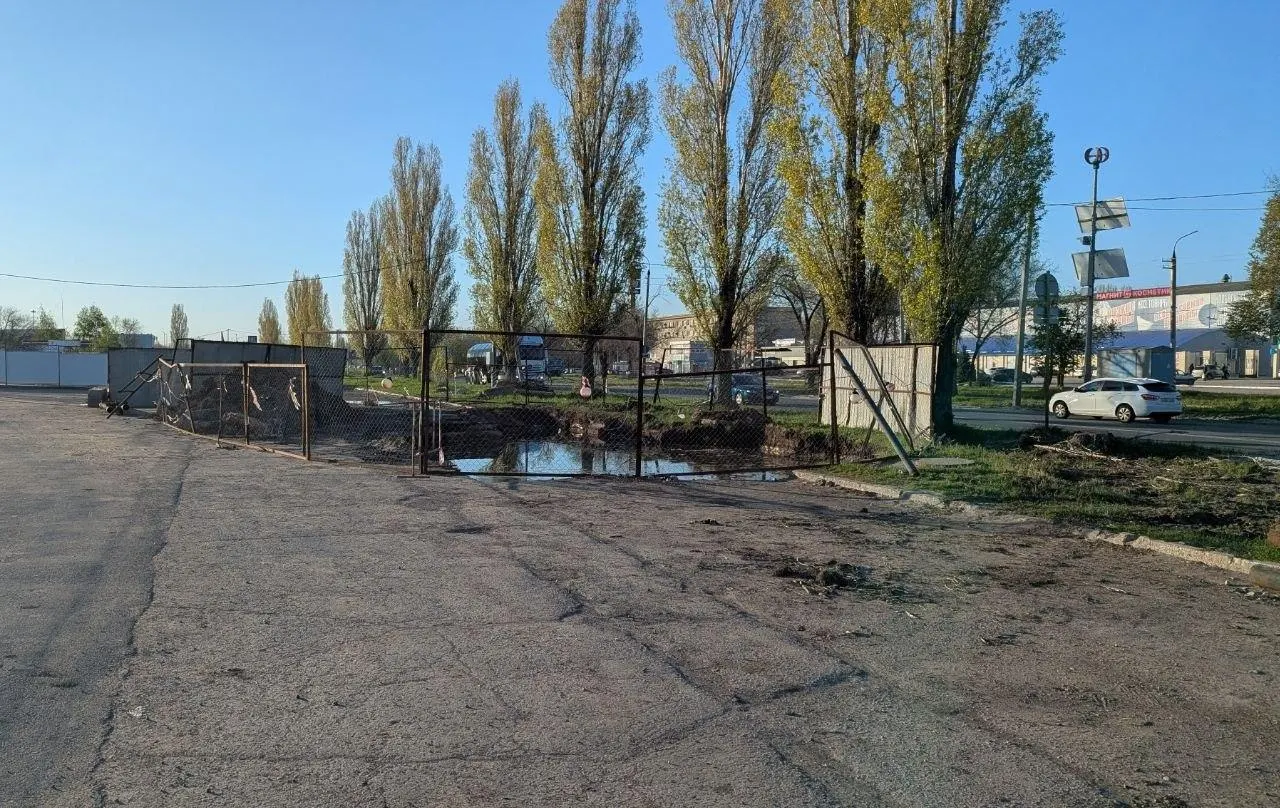В Балакове работы идут второй день: наружу вытекали сточные воды. В Энгельсе похожую течь устраняют уже четвёртый день.