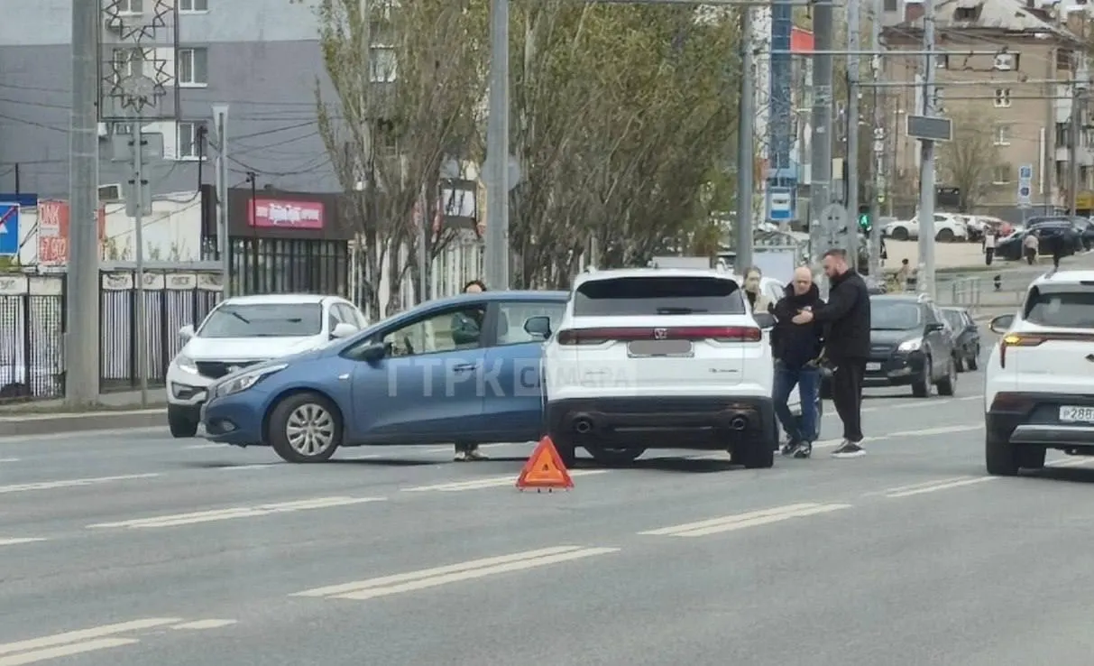 Авария произошла рядом с перекрёстком улицы Потапова: Changan врезался в Kia Ceed и задел ещё один кроссовер, заблокированы крайние левые полосы.