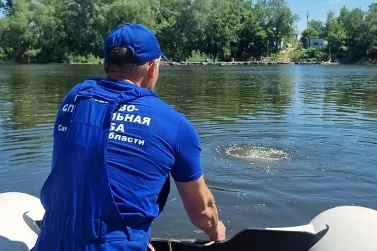 В реке Сок у села Старосемейкино обнаружили тело 70-летнего мужчины; глубина в месте поднятия около 4 метров, на берегу нашли личные вещи.