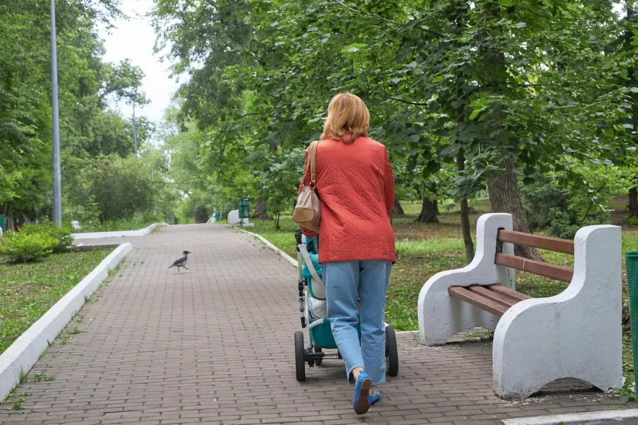 Дневная температура опустится ниже +25 °C: 26 мая ожидается около +22 °C, далее — до ~+23 °C с периодическими дождями.