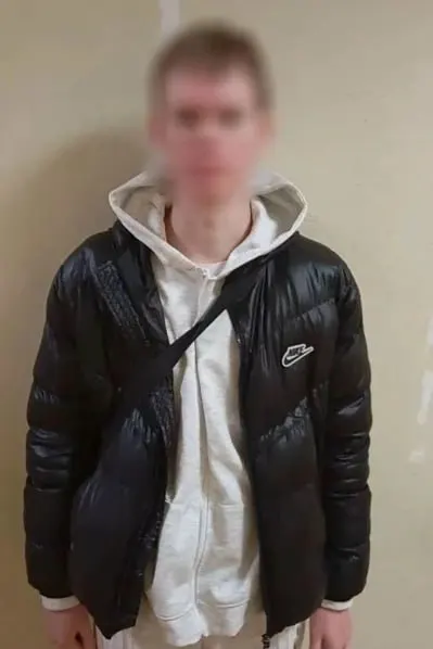 Мужчину запугали и убедили передать наличные якобы «на безопасный счёт». Задержан предполагаемый участник — житель Казани 2004 года рождения; следствие устанавливает причастность других членов группы.