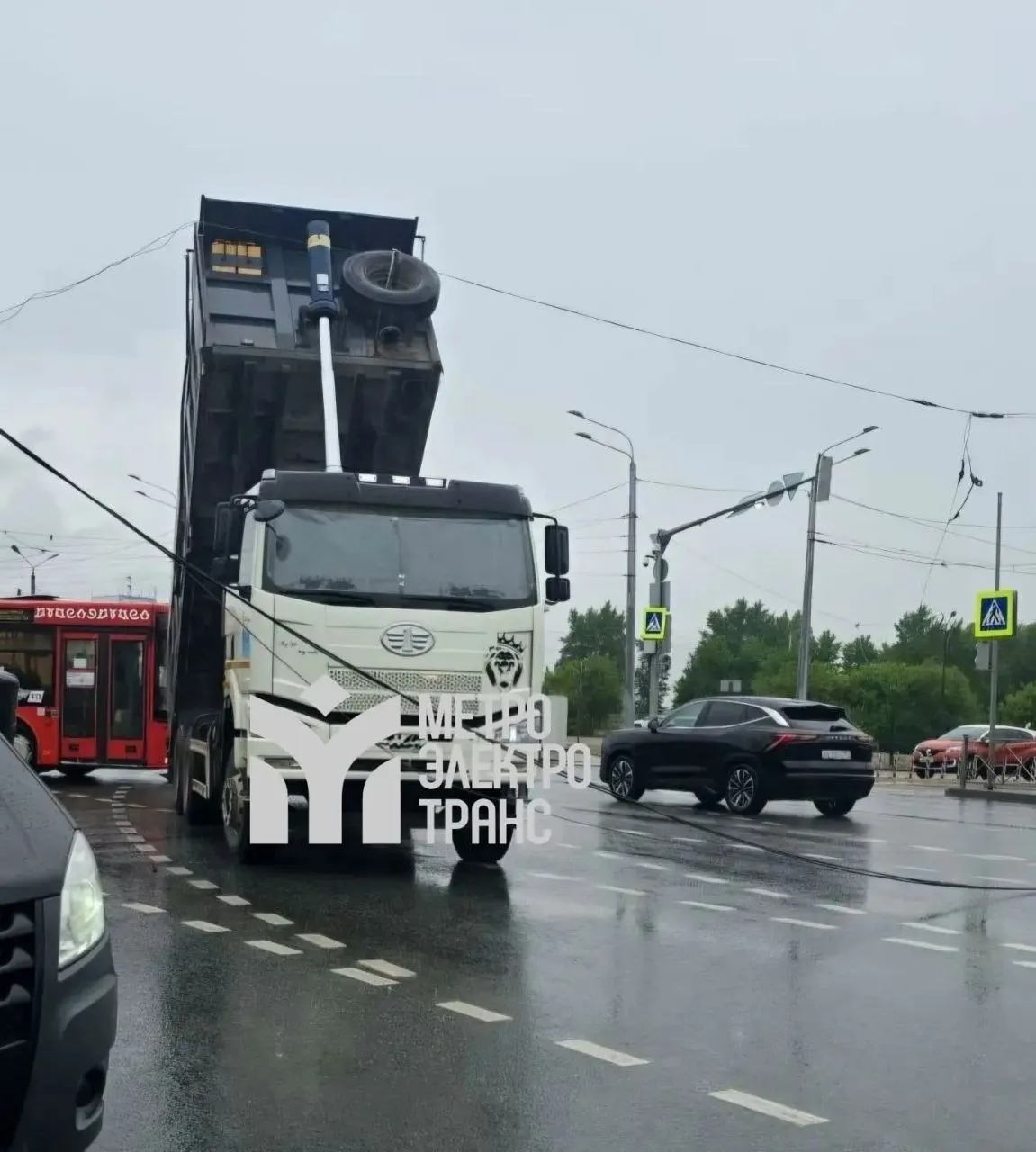У грузовика на ходу поднялся кузов и порвал контактную сеть — наклонились две опоры. Из‑за этого временно приостановлено движение трамваев №1, 5, 5А и 7.