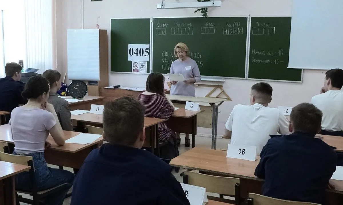В новых методических рекомендациях ведомства сказано, что организаторы и охрана не имеют права прикасаться к участникам экзаменов и их вещам. При срабатывании металлоискателя допускается только вежливая просьба добровольно предъявить или сдать предмет.