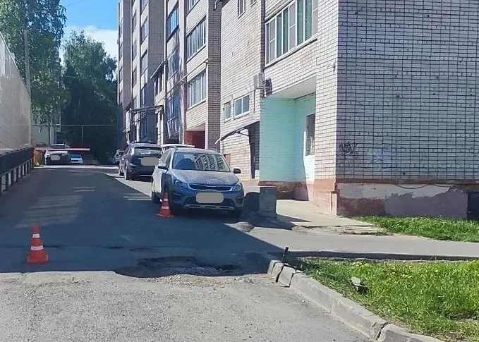 Утром 25 мая на улице Морозовской автомобиль «Киа Рио» наехал на подростка; мальчик получил травмы, подробности уточняются.