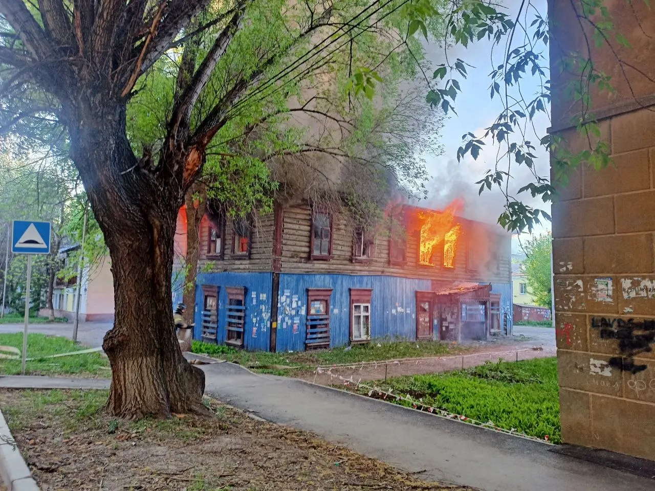 На Петропавловской улице в Уфе произошёл пожар в расселённом бараке. Подробности пока уточняются, информации о пострадавших нет.
