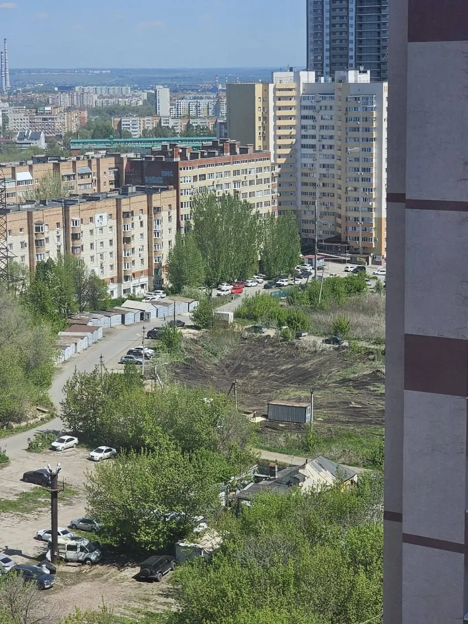 Жители Советского района Самары сообщают о планах застроить участок на улице Долотной высотными жилыми домами; ранее земля значилась в кадастре как площадка под детский сад и поликлинику.