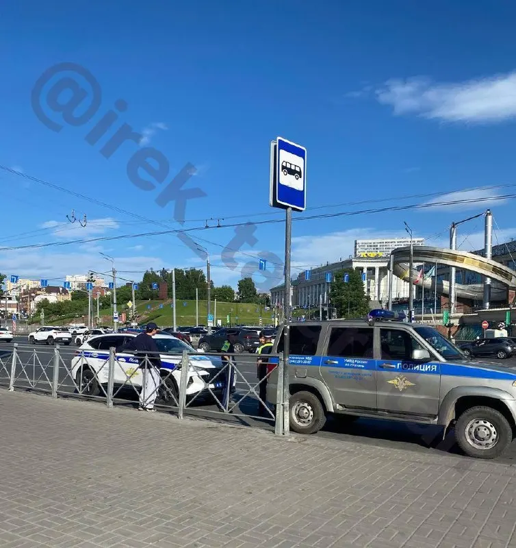 Правозащитники сообщают, что в Казани сотрудники полиции вмешались в акцию по сбору подписей против выселения студентов из общежитий Деревни Универсиады; сбор прекратили из соображений безопасности.