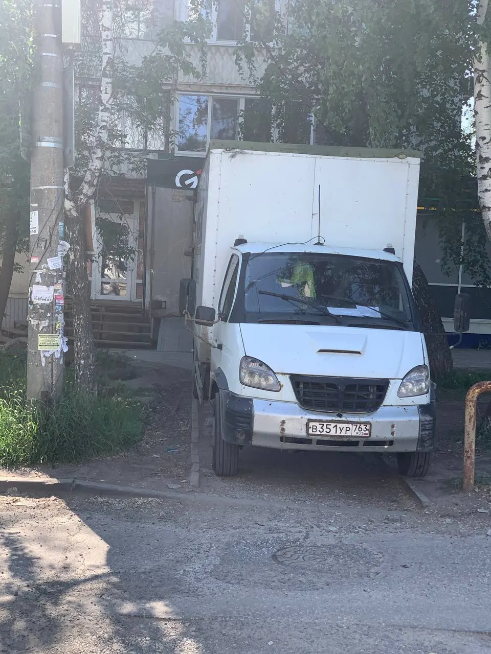 Жители сообщают, что товар магазина по адресу Ново вокзальная, 195 размещают на тротуаре, из‑за чего невозможно пройти пожилым людям и мамам с колясками. Инцидент зафиксирован утром 20 мая.