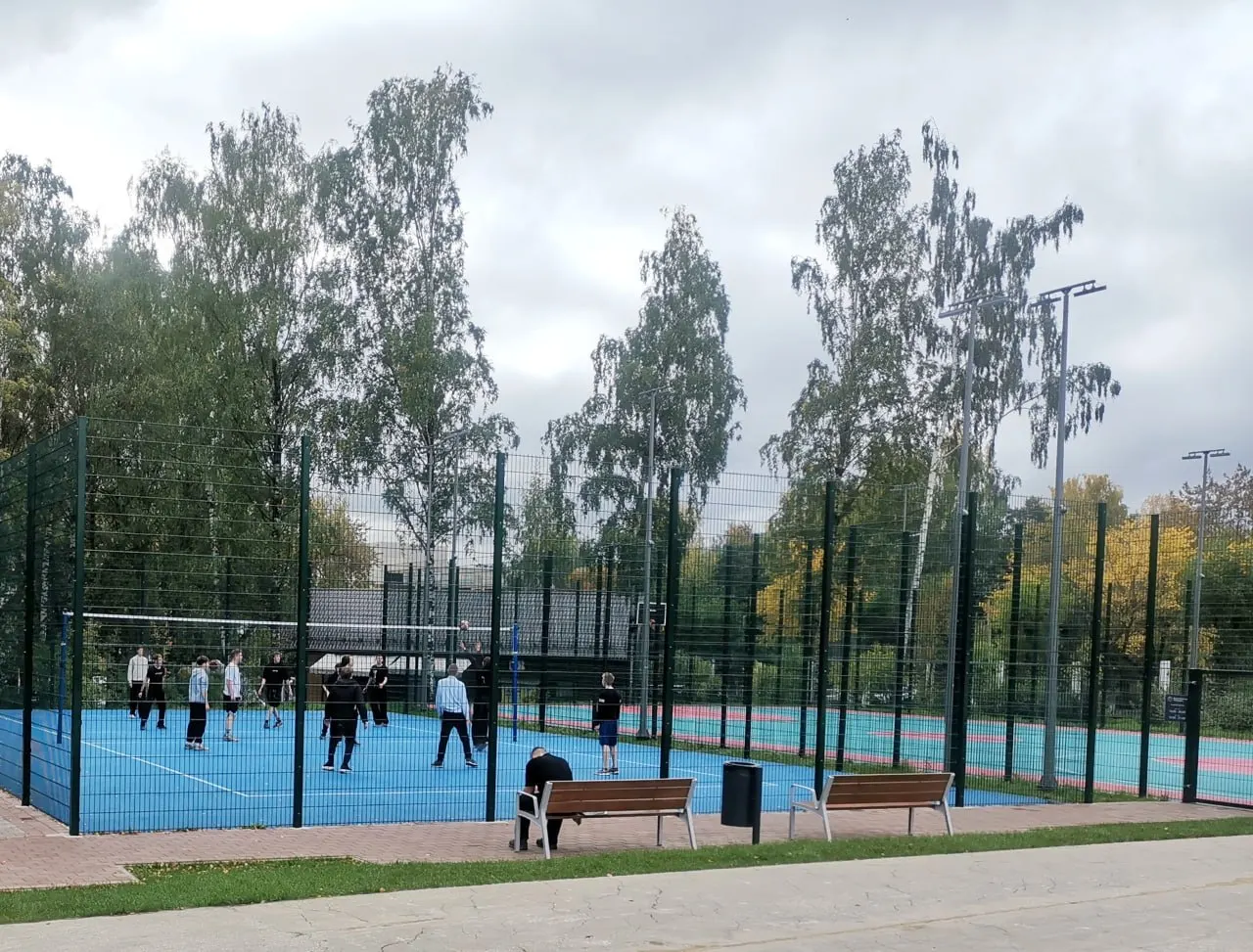 Волейбольные и баскетбольные площадки около памп-трека теперь работают на два часа дольше — решение принято после обращений жителей.