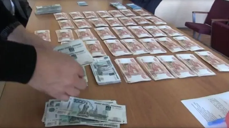 Полиция задержала курьеров, доставлявших похищенные у 74‑летнего мужчины деньги; у одного из задержанных изъяли 2,5 млн рублей, сообщили в городском УМВД.
