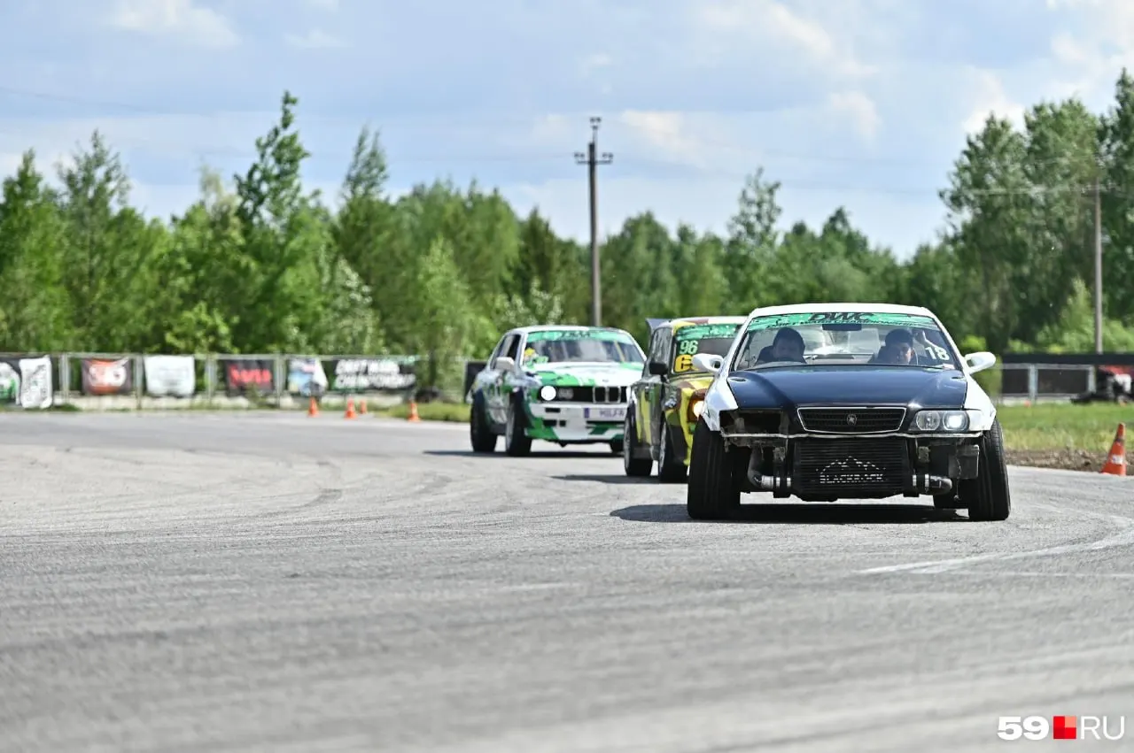 31 мая в Камской долине прошёл зрелищный этап чемпионата по дрифту DRIFT WARS. Это последний сезон на картодроме — площадку планируют перенести, а на её месте хотят построить аквапарк. Пилоты демонстрировали скоростной дрифт и эффектные заносы.
