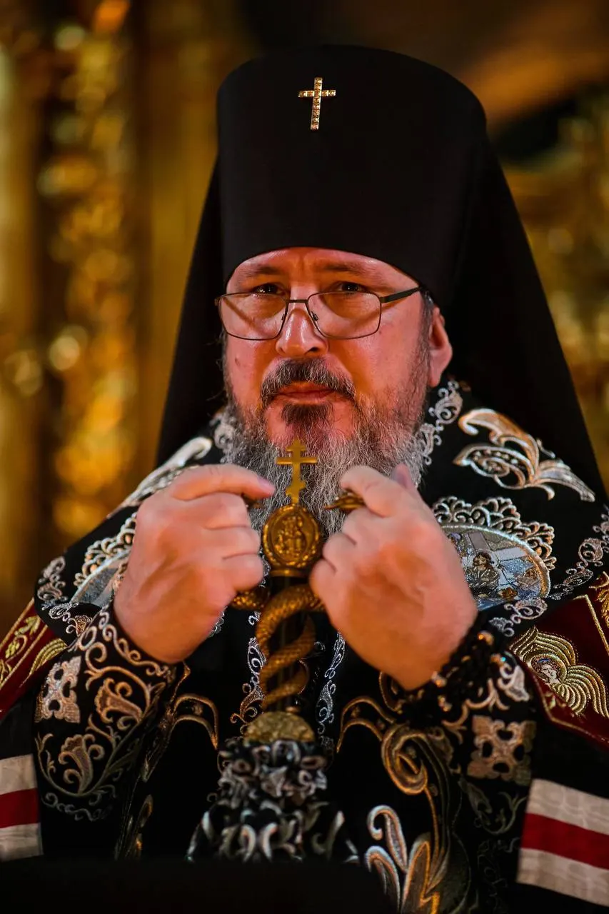 По официальным данным в результате удара беспилотника по жилому дому в Чебоксарах погибли двое, есть множество пострадавших. Митрополит Савватий выразил соболезнования и сообщил о готовности духовенства помочь пострадавшим.