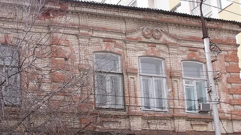 Дому на Некрасова, 49 в Саратове присвоили статус объекта культурного наследия муниципального значения — здание ценят за кирпичный декор в эклектическом стиле и сохранившиеся интерьерные элементы.