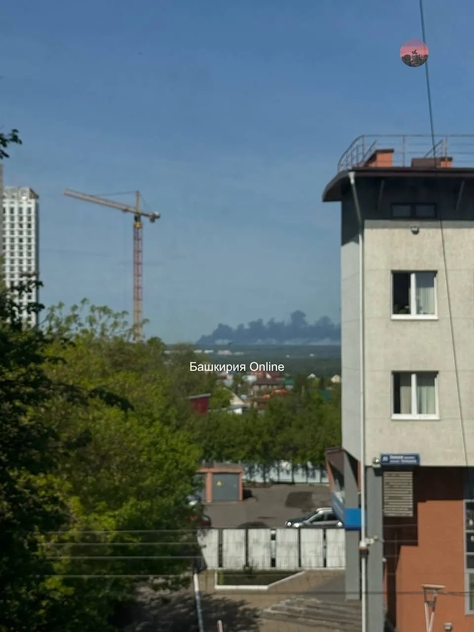 В Уфимском районе в селе Нурлино на резервуарном парке загорелась нефть. Двое человек госпитализированы, причины пожара устанавливают; происшествие считают технологическим инцидентом.