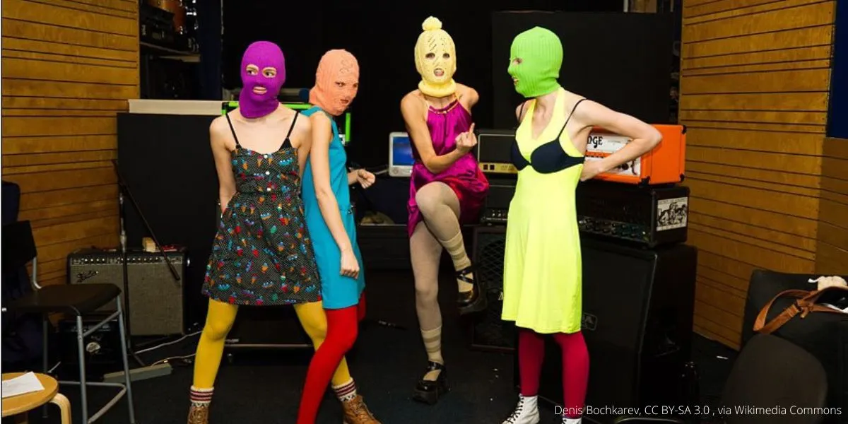 Росфинмониторинг обновил список: коллектив Pussy Riot внесён в перечень «террористов и экстремистов». Ранее московские суды признали группу экстремистской и заочно приговорили участниц по делу о «фейках о ВС РФ».