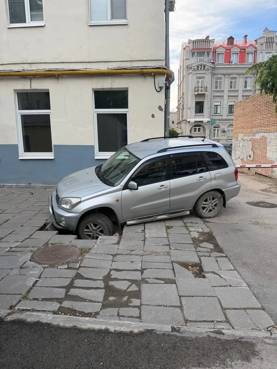 Во дворе дома №161 по улице Фрунзе жители заметили провалы земли — одна машина уже провалилась. Люди просят оперативного вмешательства коммунальных служб.