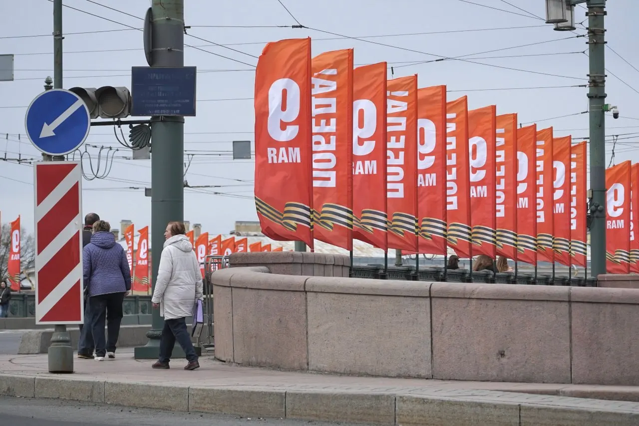 Коротко: в Петербурге — крупный штраф за донаты, проверка по сносу ВНИИБ и возложения на Пискарёвском; в России — споры вокруг аккредитаций на парад, баннер с орангутаном в Новосибирске и отмена запрета портала.