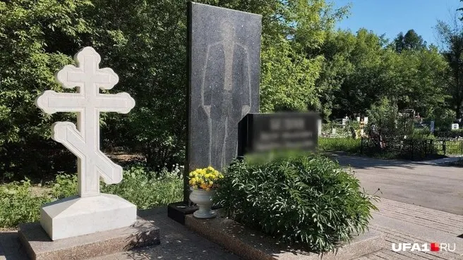 На одном из туймазинских кладбищ похоронен предприниматель Виктор Б., застреленный в подъезде в 1998 году; рядом в 2022 году установили мемориал красноармейцам, умершим в эвакогоспитале.