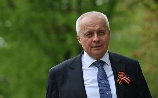 Министерство иностранных дел РФ вызвало в Москву чрезвычайного и полномочного посла России в Армении для консультаций на фоне усиления взаимодействия Еревана с Европейским союзом. Параллельно введены временные ограничения на ввоз ряда армянских товаров.