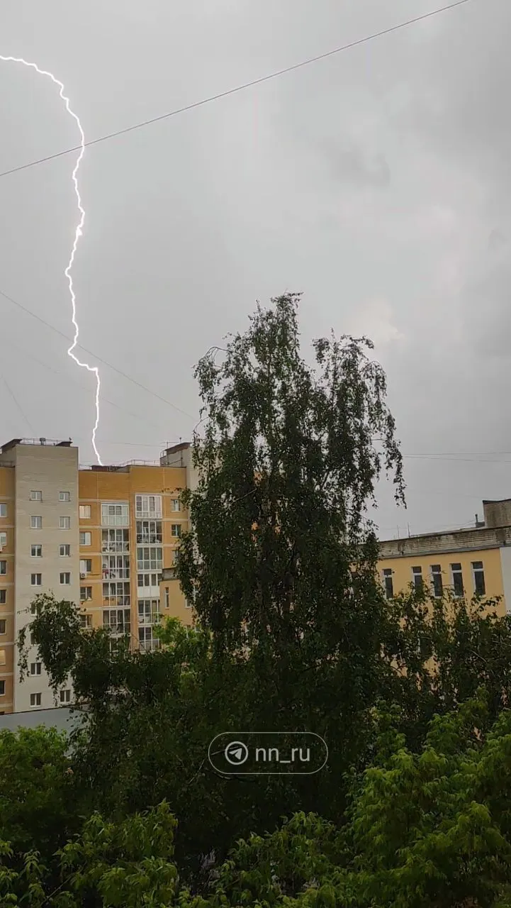 В регионе прошли ливни и в отдельных районах выпал крупный град. Жители Дзержинска рассказали, что буря застала людей на улицах.