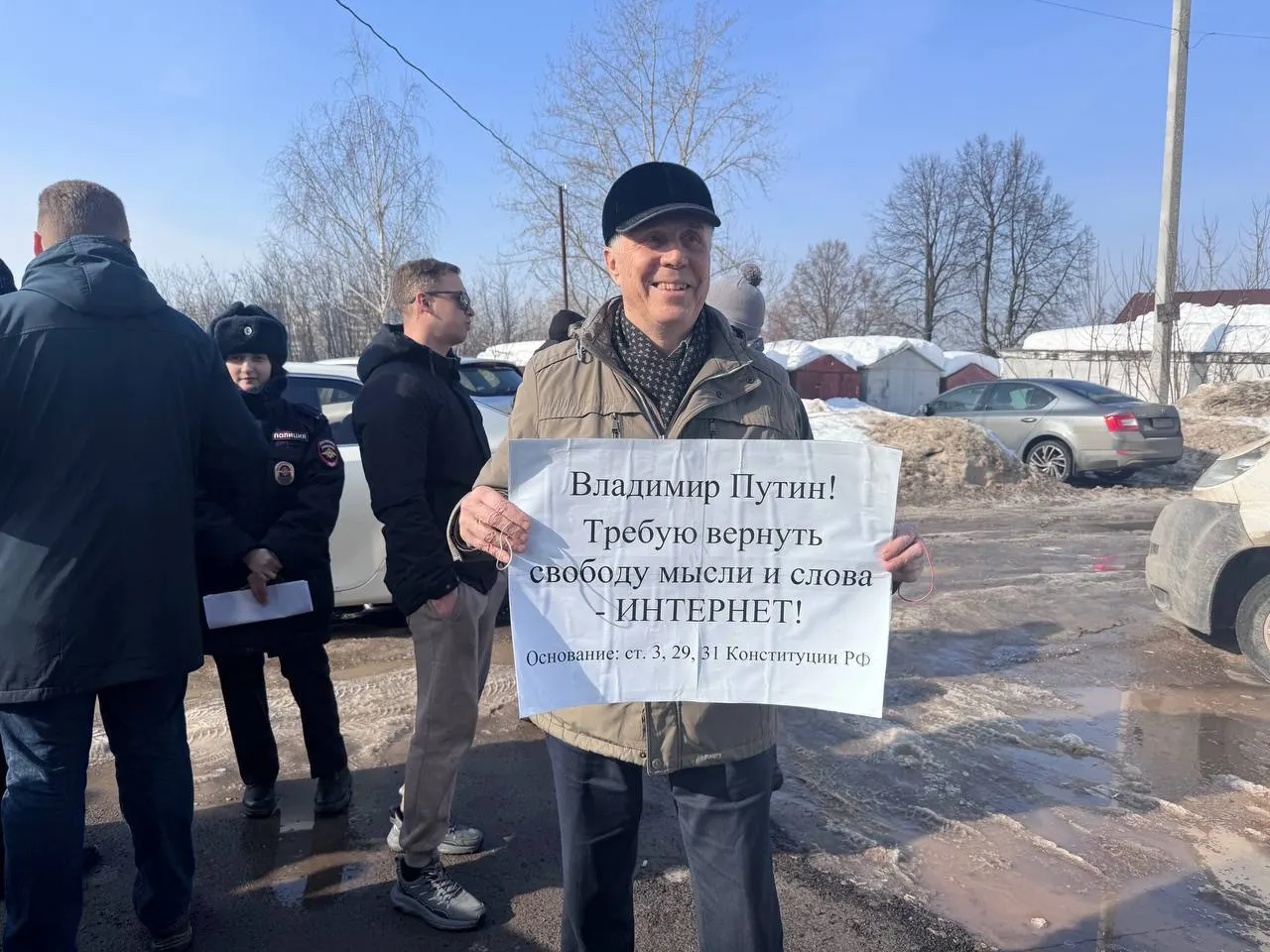 Пермский краевой суд в апелляции отменил два административных штрафа, назначенные пенсионеру за одиночный пикет 15 марта. На заседании не присутствовали представители полиции.