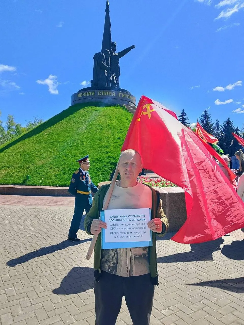 Участник боевых действий Дмитрий Бодягин вышел на одиночный пикет в Парке Победы с требованием прекратить дискриминацию участников СВО при трудоустройстве — по его словам, после возвращения с фронта он неоднократно сталкивался с отказами и унижением.